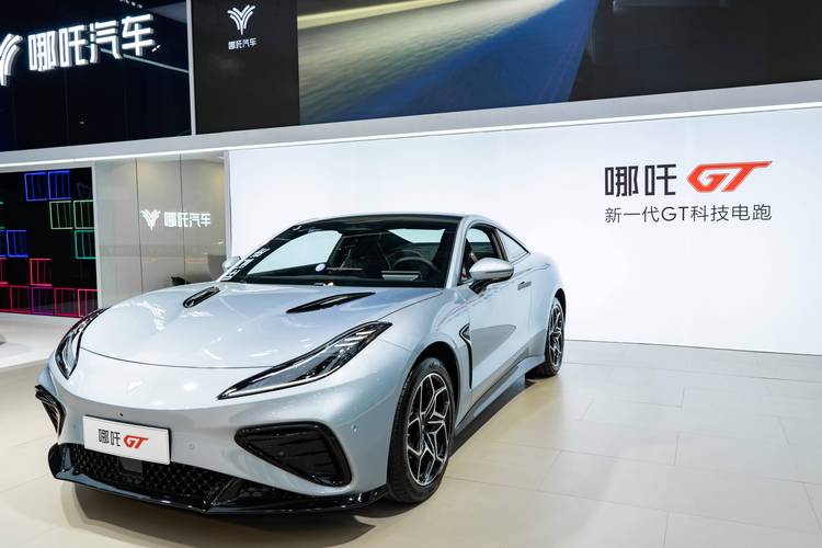 东莞335哪吒汽车在智能汽车领域的表现，领途汽车在新能源汽车市场中的影响力